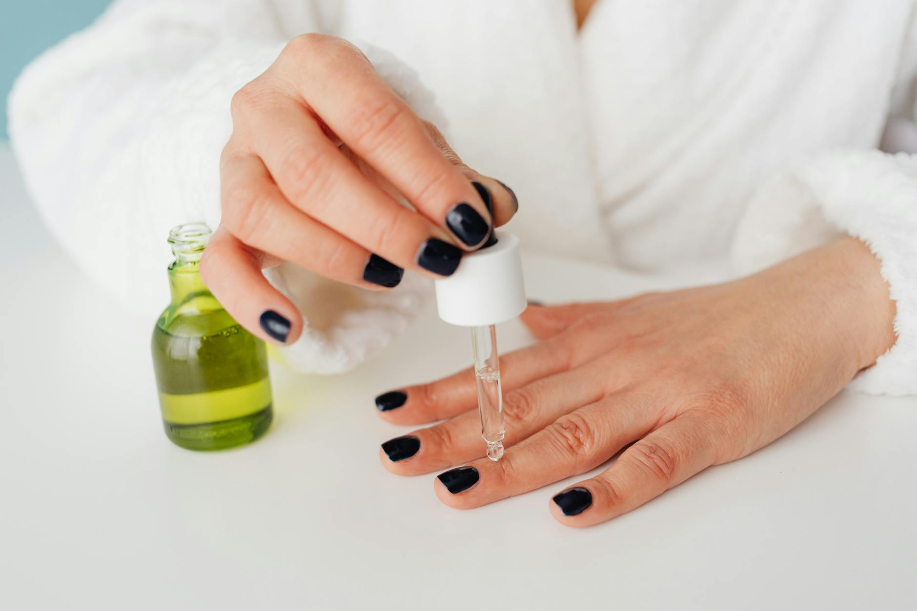 Natural nail care treatment with essential oils